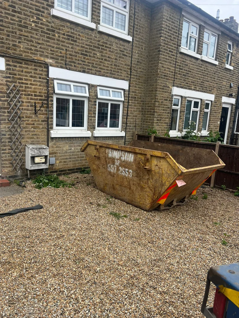 4-yard skip delivered to gravel driveway on Dacre Avenue, Aveley RM15
